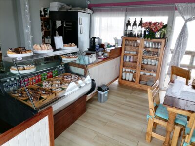 people customer namibia 1877 doughnut bar swakopmund jetty cafe cake kuchen coffee berliner